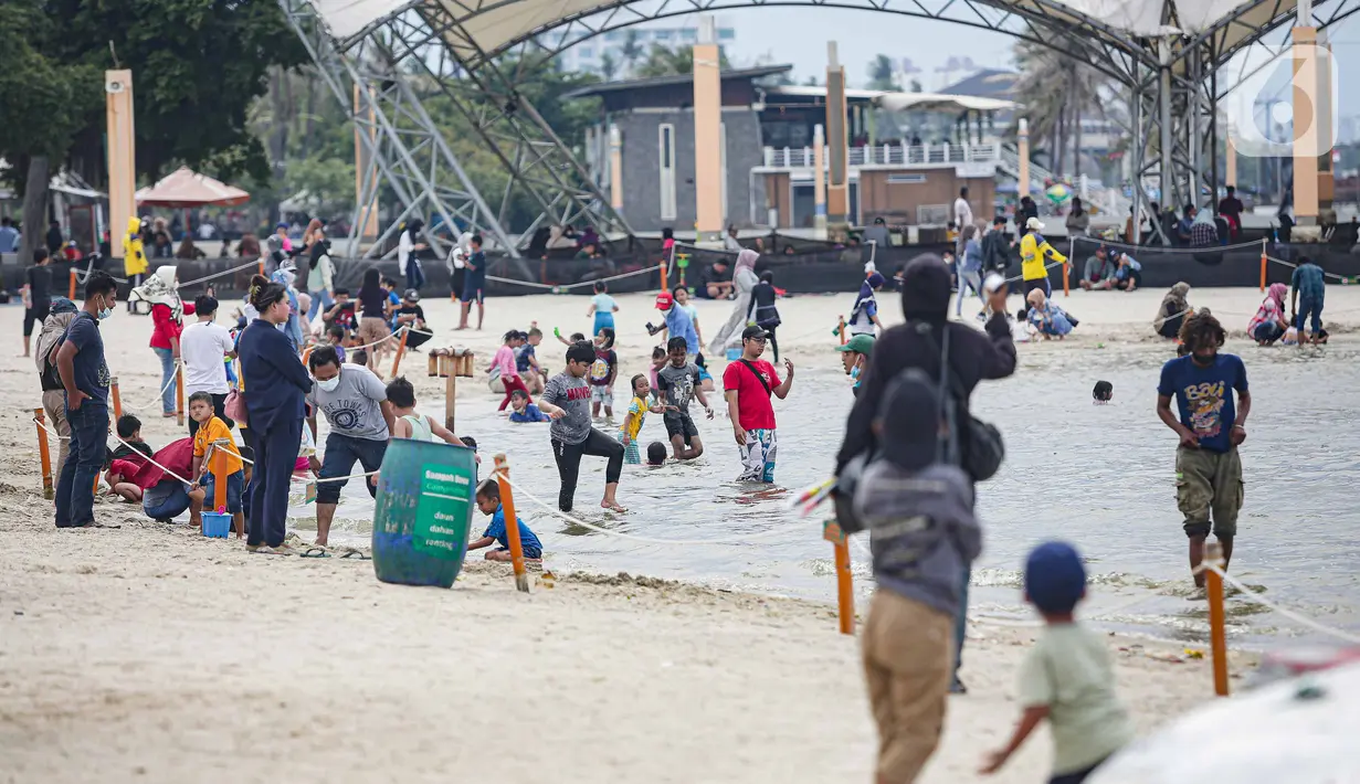 Wisatawan memadati objek wisata pantai, Ancol, Jakarta, Sabtu (25/12/2021). Libur Natal dimanfaatkan masyarakat berwisata ke Pantai Ancol, Kawasan Pantai Ancol merupakan salah satu objek wisata yang kerap menjadi tujuan wisatawan saat mengisi waktu liburan. (Liputan6.com/Faizal Fanani)