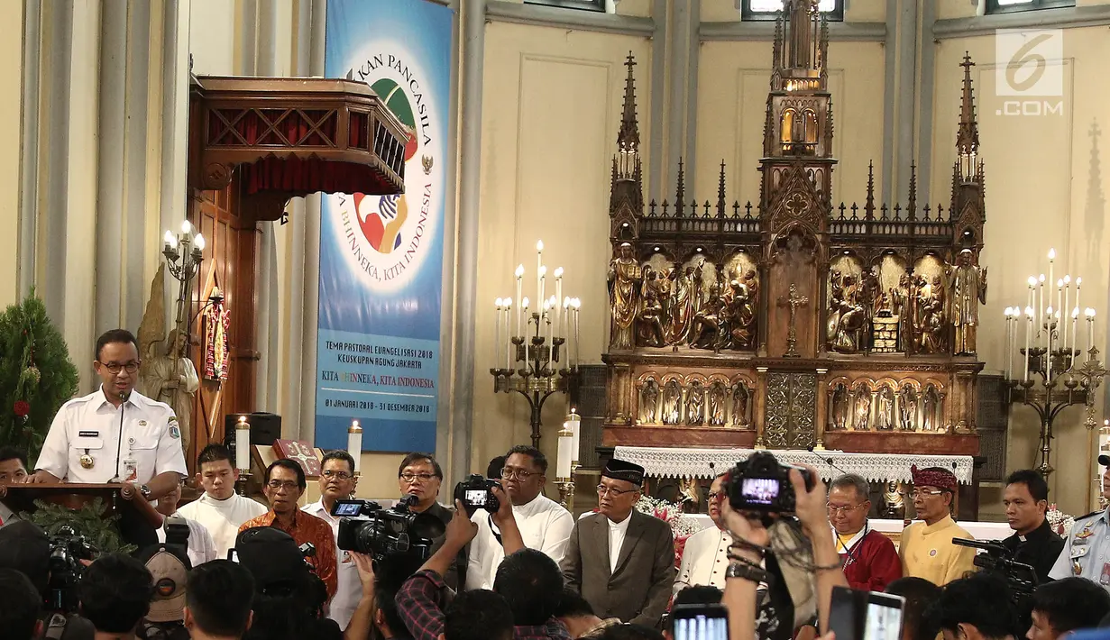 Gubernur DKI Jakarta Anies Baswedan memberikan sambutan menjelang misa malam Natal di Gereja Katedral, Jakarta, Senin (24/12). Dalam sambutannya Anies menyampaikan pesan tentang hidup yang mencerminkan spirit kesederhanaan. (Liputan6.com/Herman Zakharia)