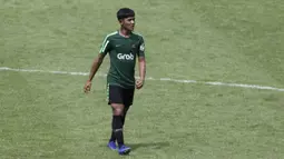 Pemain Timnas Indonesia U-22, Firza Andika, mengamati instruksi saat latihan di Stadion Madya, Jakarta, Kamis (17/1). Latihan ini merupakan persiapan jelang Piala AFF U-22. (Bola.com/Yoppy Renato)