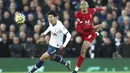 Gelandang Liverpool, Fabinho, berebut bola dengan pemain Tottenham Hotspur, Son Heung-min, pada laga Premier League 2019 di Stadion Anfield, Minggu (27/10). Liverpool menang 2-1 atas Tottenham Hotspur. (AP/Jon Super)