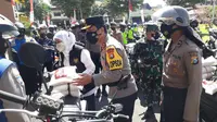 Sembako untuk terdampak PPKM Darurat di Jatim didistribusikan. (Dian Kurniawan/Liputan6.com)