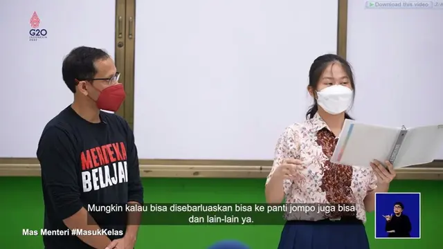 Nadiem Makarim dan siswa.