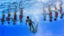 Tim renang Republik Rakyat Korea unjuk kebolehan di dalam air pada putaran penyisihan Gaya Bebas Putri kompetisi renang di Kejuaraan Dunia Federasi Renang Dunia FINA 2017 di Budapest, (20/07). (AFP Photo / François-Xavier Marit)