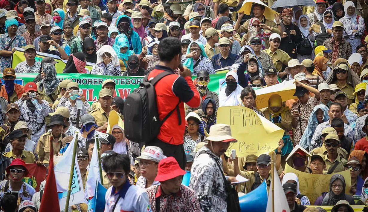 Dalam aksinya, ribuan pegawai ini mengenakan seragam PNS warna cokelat dan sebagian lainnya mengenakan seragam PGRI, Jakarta, (15/10/14). (Liputan6.com/Faizal Fanani) 