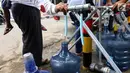 Pengungsi korban gempa dan tsunami Palu mengambil air di mobil instalasi pengolahan air Kementerian Pekerjaan Umum dan Perumahan Rakyat (PUPR)untuk dikonsumsi di halaman kantor Wali Kota Palu, Sulawesi Tengah, Senin (8/10). (Liputan6.com/Fery Pradolo)