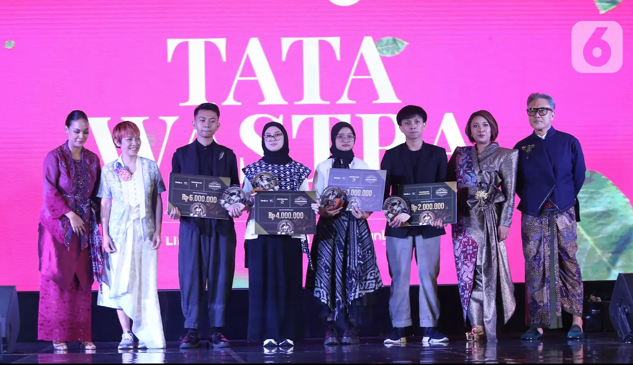 Para pemenang Tata Wastra "Announcement Winner Competition" saat menerima hadiah
dalam acara Cita dan Cipta 2024 yang diadakan Liputan6.com x Fimela di Hotel Shangri-La Jakarta, Rabu (31/7/2024) malam. (Liputan6.com/Angga Yuniar)