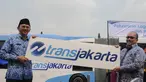 Plt Gubernur DKI Jakarta Basuki Tjahaja Purnama (Ahok) memegang logo baru Transjakarta, Jakarta, Senin (10/11/2014) (Liputan6.com/Herman Zakaria)