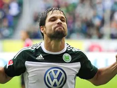Selebrasi gol gelandang VfL Wolfsburg Diego Ribas ke gawang Mainz 05 di Volkswagen Arena, 28 Agustus 2010. AFP PHOTO / JOHN MACDOUGALL