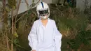 Model berjalan di atas catwalk mengenakan rancangan koleksi Fall/Winter 2019 dari brand Off-White pada Paris Fashion Week, Rabu (16/1). Dalam perhelatan itu, sejumlah model mengenakan helm futbol, saat melenggang di catwalk. (AP/Michel Euler)