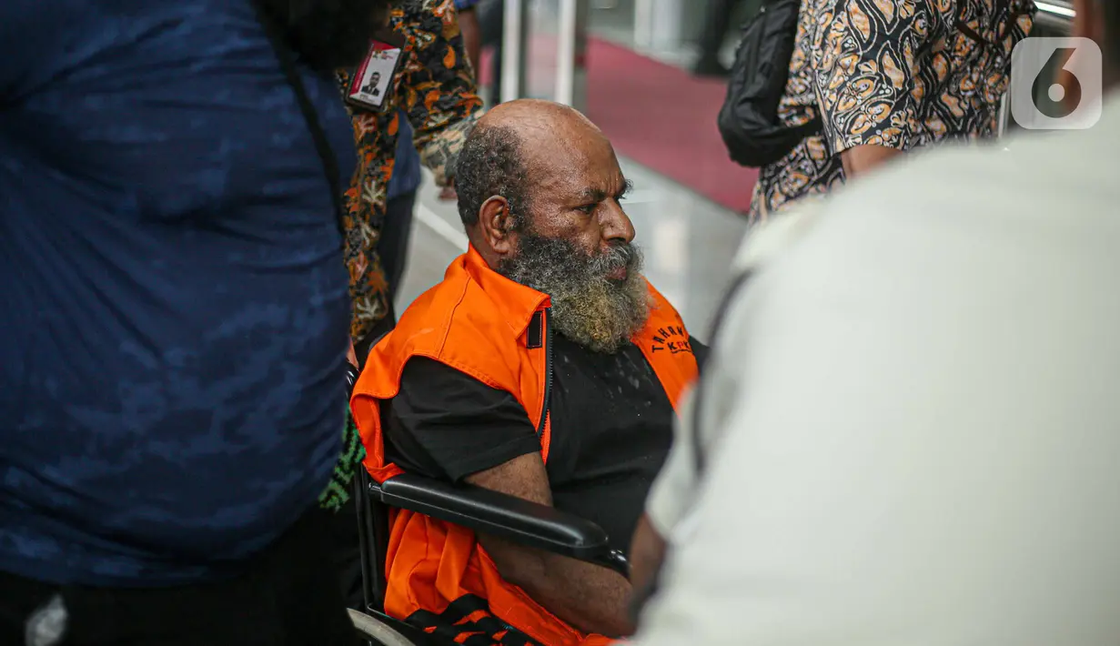 Tersangka mantan Gubernur Papua Lukas Enembe bersiap untuk menjalani pemeriksaan Komisi Pemberantasan Korupsi (KPK). (Liputan6.com/Faizal Fanani)