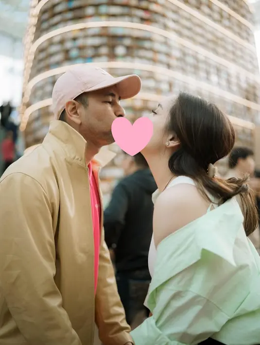 <p>Raffi Ahmad dan Nagita Slavina juga tak sungkan memperlihatkan romantisme mereka kepada publik. Foto ini diambil saat mereka mengunjungi Starfield Library di COEX Mall, Seoul. (Foto: Instagram/ raffinagita1717)</p>