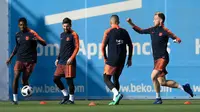 Para pemain Barcelona menggelar sesi latihan jelang laga final Copa del Rey di Joan Gamper, Barcelona, Jumat (20/4/2018). Barcelona akan berhadapan dengan Sevilla. (AFP/Lluis Gene)