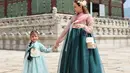 Dengan latar arsitektur gerbang istana yang khas Korea, penampilan Shandy Aulia seolah membawa kita masuk ke dalam drama saeguk. Ia tak hanya memamerkan gaya, tetapi juga menghormati budaya lokal dengan elegansi dan keanggunan. [@shandyaulia].