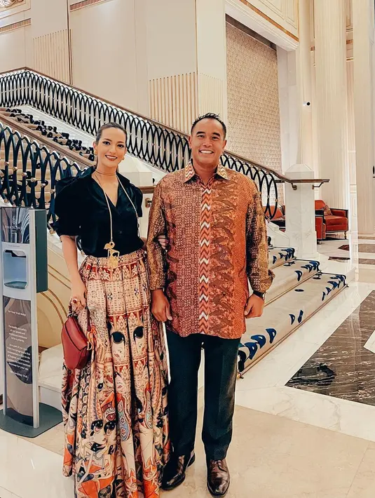 Nia Ramadhani dan Ardie Bakrie merayakan Valentine dengan OOTD etnik modern. Pasangan yang menikah selama 12 tahun ini tetap menunjukkan kekompakannya.