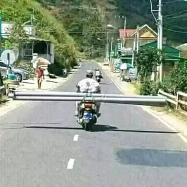 6 Potret Nyeleneh Bawa Pipa Panjang Pakai Motor, Bikin Pengendara Susah Lewat