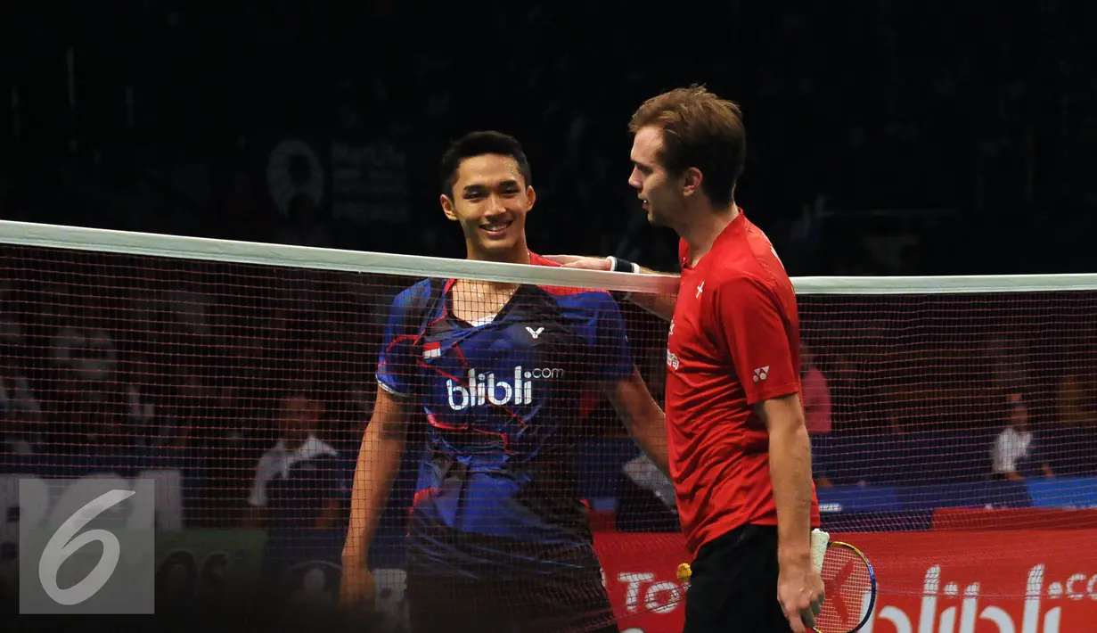 Tunggal putra Indonesia, Jonatan Christie gagal menahan bola saat melawan pebulutangkis Denmark, Jan O Jorgensen di perempat final BCA Indonesia Open 2016, Jakarta, Jumat (3/6/2016). Jonatan kalah 21-14, 19-21, 14-21. (Liputan6.com/Helmi Fithriansyah)