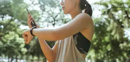 Perangkat digital dan aplikasi kebugaran membuat aktivitas fisik semakin terhubung dengan keseharian masyarakat metropolitan. (Foto/Dok: Pexels)