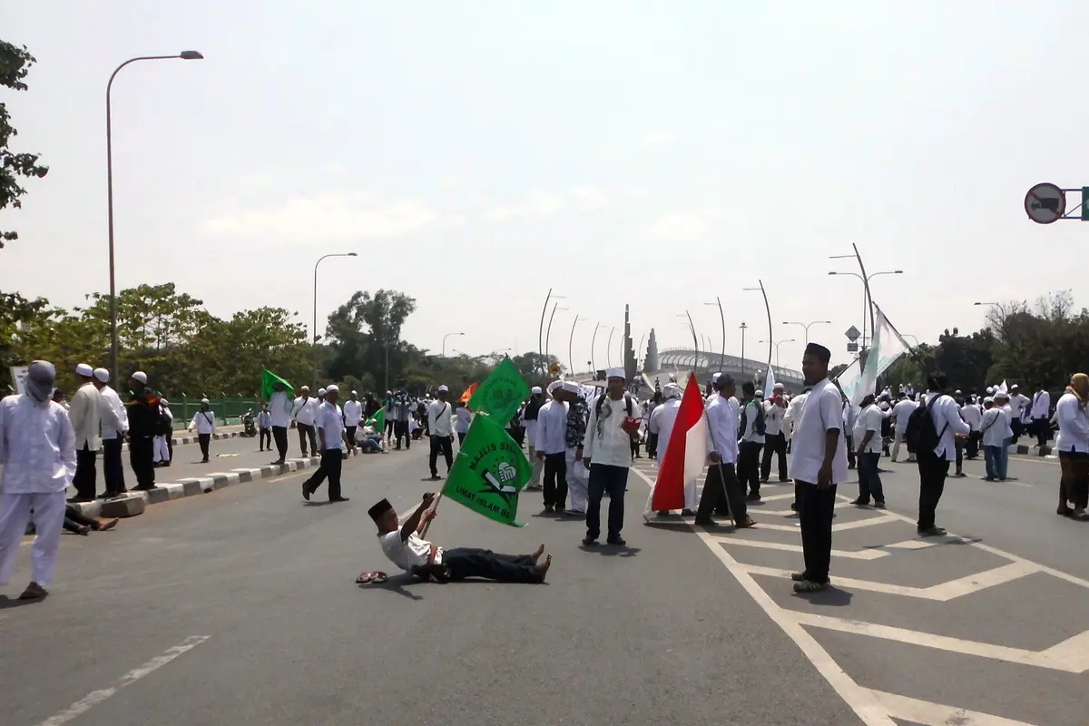 Demonstran Blokir Jalan Ahmad Yani Bekasi, Lalu Lintas Dialihkan