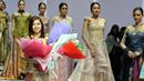 Fransisca Darmawan menerima karangan bunga usai memperlihatkan karyanya di Indonesia Fashion Week 2015 di JCC, Minggu (1/3/2015). Fransisca Darmawan berhasil mengemas busana tradisinal menjadi kebaya modern (Liputan6.com/Panji Diksana)