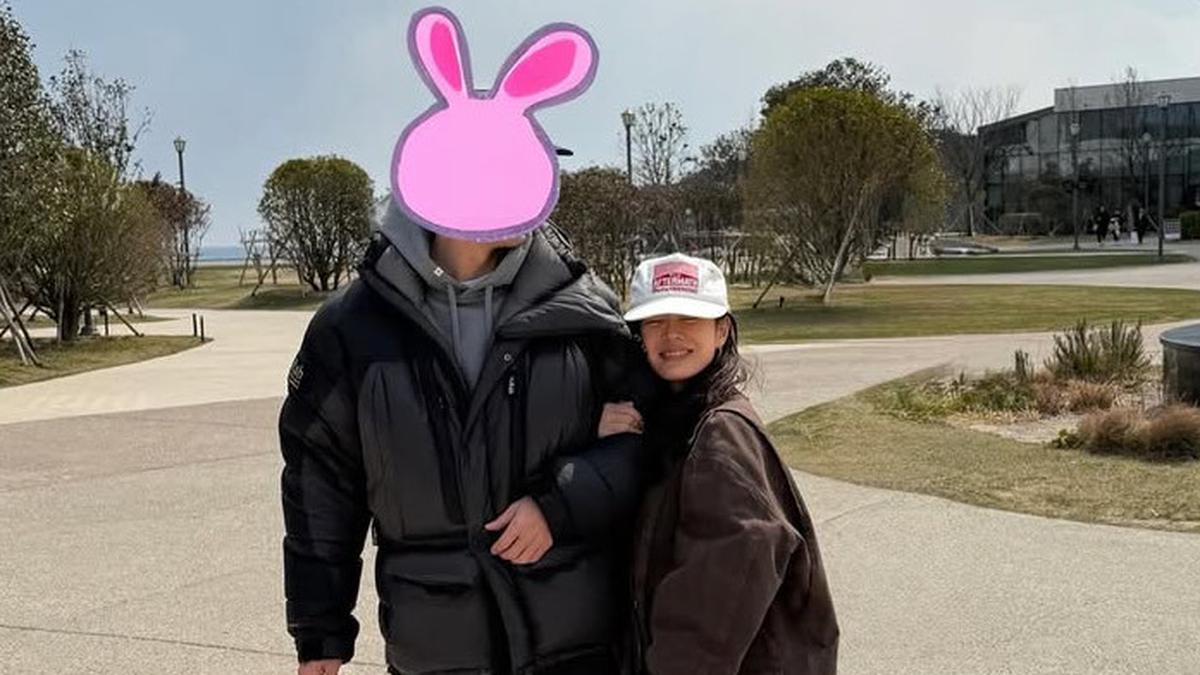 Mengejutkan, Son Ye Jin Unggah Foto Gandeng Hyun Bin Saat Kenakan Busana Gaya Layering