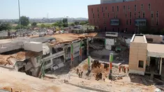 Petugas regu penyelamat dikerahkan mencari warga yang hilang di reruntuhan gedung parkir yang ambruk di Tel Aviv, Israel, Senin (5/9). Dua orang tewas dan lainnya hilang akibat ambruknya gedung parkir yang sedang dibangun tersebut. (REUTERS/Nir Elias)
