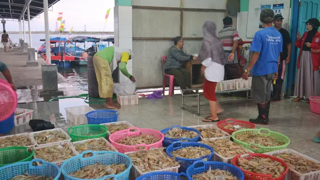 Suasana tempat pelelangan ikan (TPI) Pelabuhan Perikanan Samudera Cilacap (PPSC). ( Foto: Liputan6.com/Muhamad Ridlo).