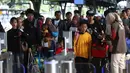 Hingga Senin 16 Maret 2026, data sementara menunjukkan sebanyak 51.584 penumpang telah diberangkatkan dari wilayah Daerah Operasi (Daop) satu. Tampak dalam foto, calon penumpang sesaat sebelum masuk ke dalam Kereta Api Jarak Jauh di Stasiun Pasar Senen, Jakarta, Senin (16/3/2026). (Kapanlagi.com/Budy Santoso)