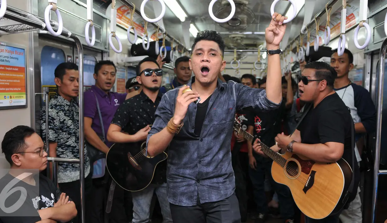 Band beraliran musik melayu, ST12 membawakan lagu saat berada di dalam gerbong kereta commuter, Jumat (18/9/2015).  Band ST 12 didapuk menjadi duta Kereta Api Indonesia (KAI). (Liputan6.com/Gempur M Surya)