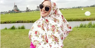 Ria Ricis mulai dikenal melalui dunia maya. Adik dari presenter dan pemeran Oki Setiana Dewi itu kini mulai mengawali kariernya di dunia layar lebar. Beberapa proyek juga sudah mulai syuting. (Instagram/riaricis1795)