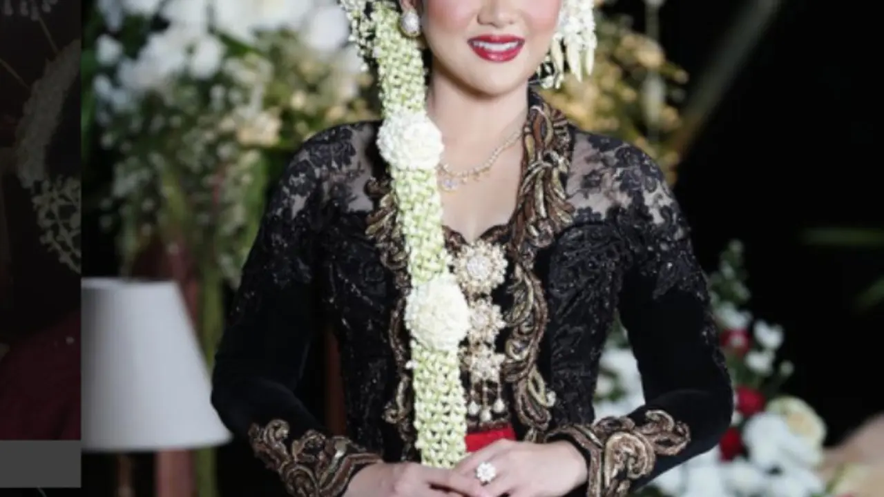 Jadi Pengantin Jawa, Ini 9 Potret Cantiknya Vicky Shu dengan Paes