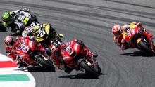 Pembalap Ducati asal Italia, Danilo Petrucci memimpin balapan Grand Prix MotoGP Italia di sirkuit Mugello, Italia (2/6/2019). Petrucci mencatatkan waktu 41 menit 33,794 detik. Dia unggul 0,043 detik dari Marc Marquez dan Andrea Dovizioso dengan catatan waktu 0,338 detik. (AP Photo/Antonio Calanni)