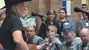 Willie  Nelson. (via diply.com)