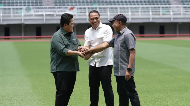 Zainudin Amali bersama Erick Thohir dan Wali Kota Surabaya Eri Cahyadi di Gelora Bung Tomo Surabaya. (Dian Kurniawan/Liputan6.com)