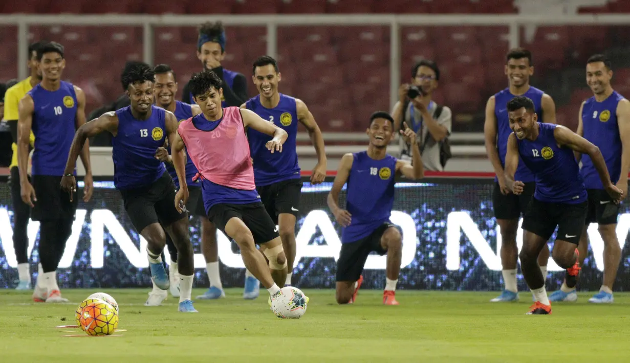 Pemain Timnas Malaysia saat latihan jelang laga kualifikasi Piala Dunia di SUGBK, Jakarta, Rabu (4/9). Malaysia akan berhadapan dengan Indonesia. (Bola.com/M Iqbal Ichsan)