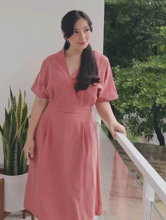Kebanyakan gaun klasik yang ia pakai memiliki warna-warna pastel tanpa motif sehingga terkesan elegan. Seperti yang ia pakai dengan warna mauve ini. (Liputan6.com/IG/@asmirandah89)