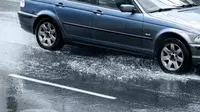 Ilustrasi mobil melintasi hujan beresiko hydroplaning. (bkblaw.net)