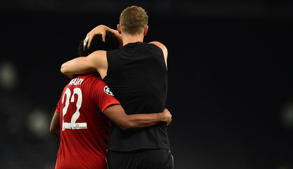 Pemain Bayer Munchen, Serge Gnabry dan Manuel Neuer, merayakan kemenangan atas Tottenham pada laga Liga Champions di Stadion Tottenham, London, Selasa (1/10). Tottenham kalah 2-7 dari Munchen. (AFP/Glyn Kirk)