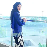 “Allah izinkan aku kesana (Masjidil Aqsha), perjalanan lancar sekali. Di sana akhirnya berjanji dan meminta kepada Allah agar diberikan istiqomah dalam berhijab sampai akhir hayat,” ungkap Indah Dewi Pertiwi. (Instagram/idp91)