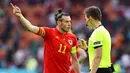 Pemain Wales Gareth Bale (kiri) berdebat dengan wasit Daniel Siebert saat melawan Wales pada pertandingan babak 16 besar Euro 2020 di Johan Cruyff Arena, Amsterdam, Belanda, Sabtu (26/6/2021). Denmark menang 4-0. (Olaf Kraak/Pool via AP)