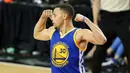 Gaya Stephen Curry (30) yang mengepalkan tangan usai mencetak poin saat melawan Portland Trail Blazers pada NBA Playoffs di Moda Center, Rose Quarter, (10/5/2016). (Mandatory Credit: Jaime Valdez-USA TODAY Sports)