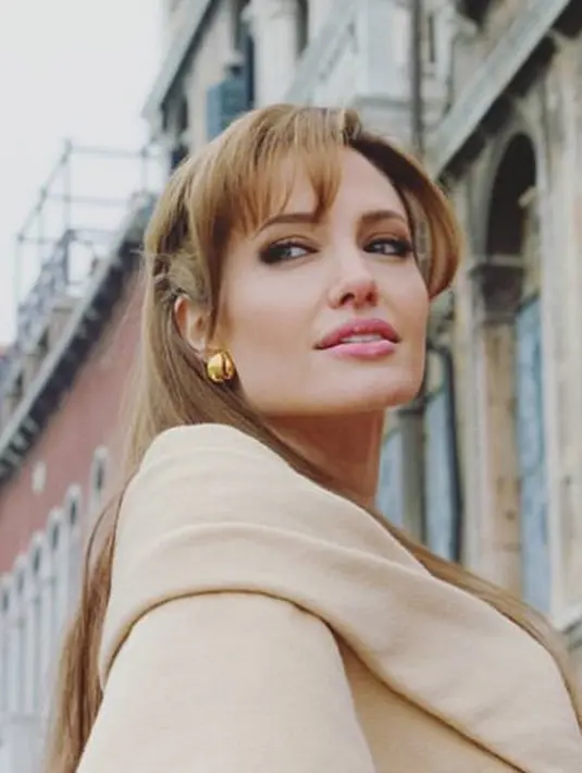 Jolie pun sekarang sedang gencar melakukan promo filmnya tersebut, untuk itu ia juga menjadi model di cover majalah People. Dalam wawancaranya, Jolie juga menceritakan kisah hidupnya belakangan ini. (Instagram/Angelinajolieofficial)