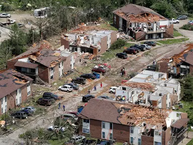 Pandangan udara memperlihatkan kerusakan akibat tornado yang terjadi di Jefferson City, Missouri, AS, Kamis (23/5/2019). Tiga orang tewas akibat tornado yang menyapu Missouri sehari sebelumnya. (AP Photo/Jeff Roberson)