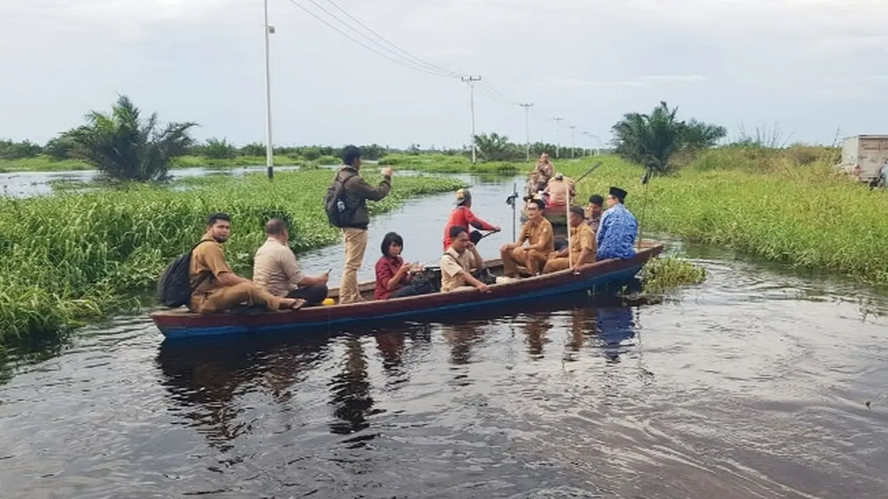 Pihak kecamatan dan Kapolres Rokan Hulu meninjau lokasi banjir di Sontang memakai sampan.