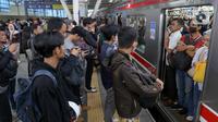 Suasana kepadatan pengguna kereta Commuter Line saat menunggu waktu keberangkatan di Stasiun Manggarai, Jakarta, Selasa (4/2/2025). (Liputan6.com/Herman Zakharia)