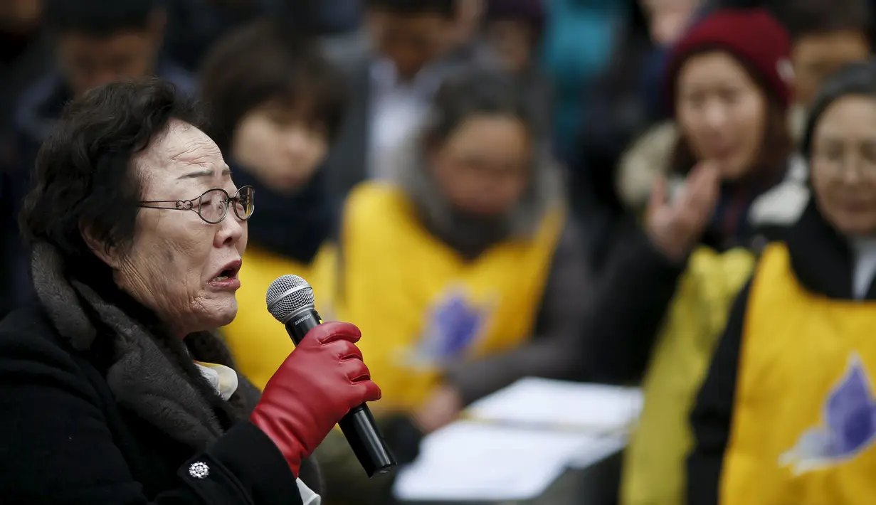 Seorang wanita korban seks militer Jepang pada Perang Dunia II saat melakukan protes di depan Kedutaan Besar Jepang, Seoul, Korea Selatan, (30/12). Mereka melakukan aksi Anti - Jepang selama beberapa pekan ini. ( REUTERS/Kim Hong - Ji)