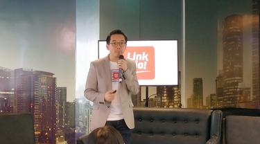 CEO LinkAja Danu Wicaksana memamerkan keunggulan dompet digital yang digagas oleh BUMN.