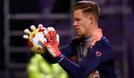 Kiper Barcelona, ​​Marc-Andre ter Stegen, melakukan pemanasan sebelum dimulainya pertandingan sepak bola Copa del Rey antara Guadalajara dan Barcelona di Guadalajara, Spanyol, Rabu (17-12-2025) dini hari WIB. (AP Photo/Rudy Garcia)