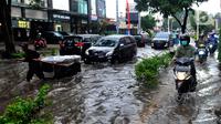 Sejumlah kendaraan melintasi trotoar untuk menghindari banjir di Jalan Kemang Raya, Jakarta Selatan, Kamis (3/11/2022). Hujan deras sekitar dua jam lebih menyebabkan Jalan Kemang Raya digenangi banjir sekitar 30 cm sehingga benyak kendaraan tidak dapat melintas. (merdeka.com/Arie Basuki)