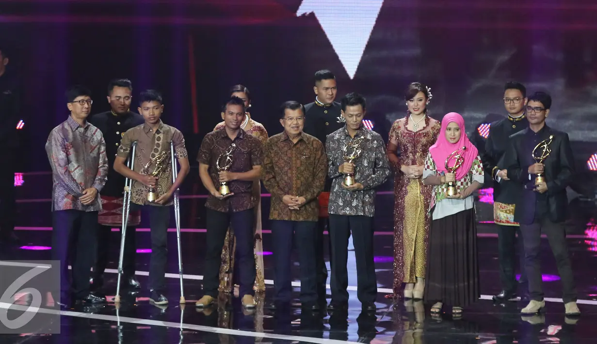 Wapres Jusuf Kalla bersama Dirut SCTV, Sutanto Hartono foto bersama dengan pemenang Liputan6 Awards 2016 kategori Pantang Menyerah di Studio 6 Emtek City, Jakarta, Kamis (26/5/2016). (Liputan6.com/Herman Zakharia)