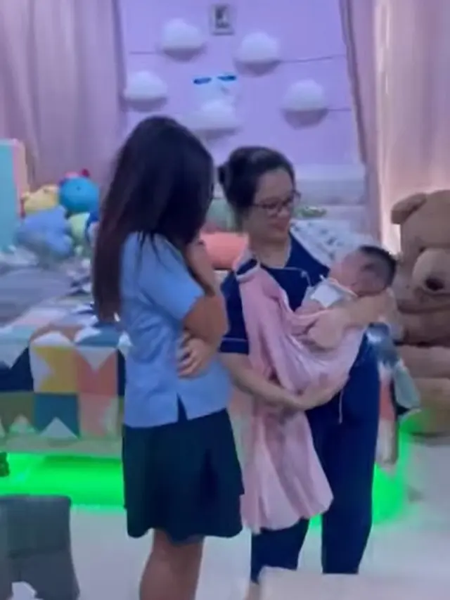 Potret Mikhayla gemas melihat Baby Zica (Sumber: Instagram/ramadhaniabakrie.fansupdate)